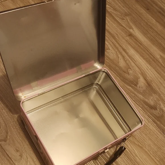 Audrey Hepburn Breakfast at Tiffany's Pink Lunchbox - Picture 2 of 7